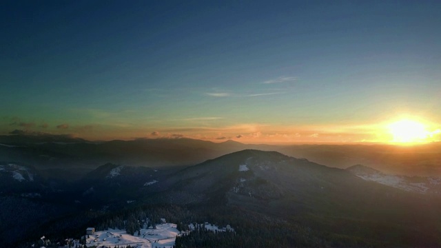 冬季喀尔巴阡山脉的日出在空中盘旋视频素材