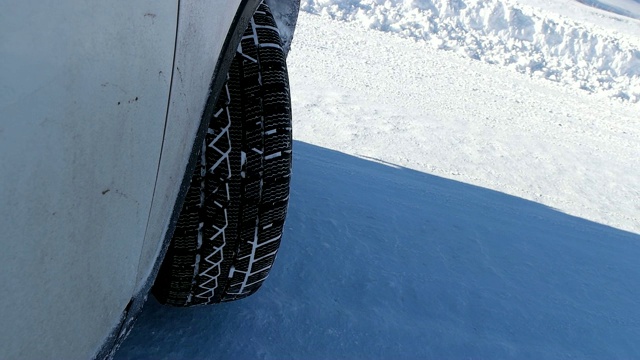 汽车轮胎溅起的雪溅进了相机视频素材