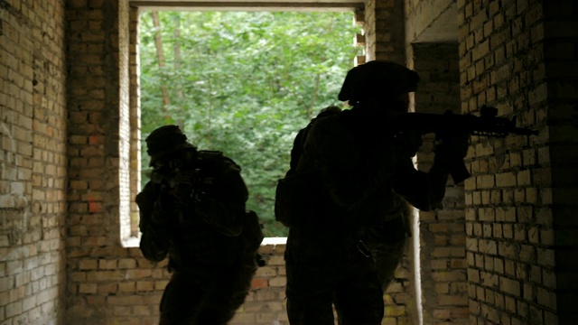 士兵们猛攻敌人的建筑物视频下载