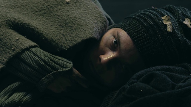 战争受害者在毯子下取暖，躲在防空洞里，期待着被拯救视频素材
