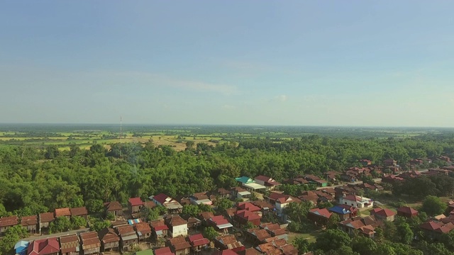 无人机拍摄:从空中俯瞰，一个被田野包围的亚洲村庄视频素材