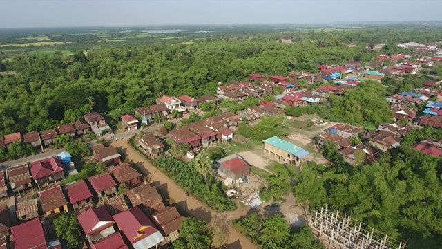 无人机拍摄:飞回显示亚洲农村的一个村庄视频素材