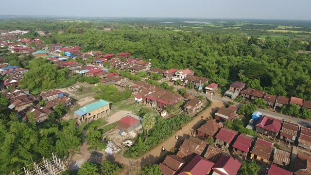 空中摇摄亚洲乡村的一个村庄视频素材