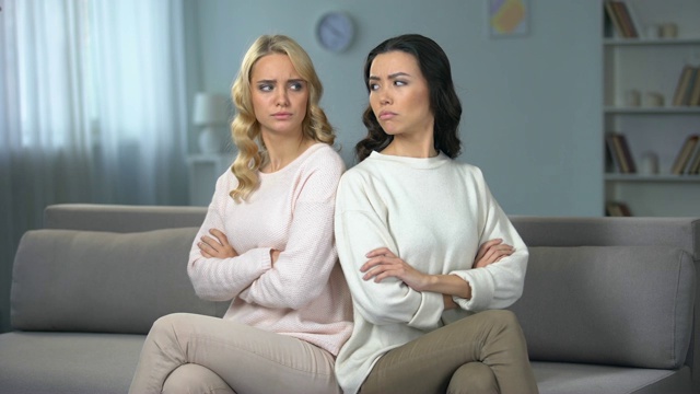 两个愤怒的女人坐在沙发上争吵，朋友之间的冲突视频下载