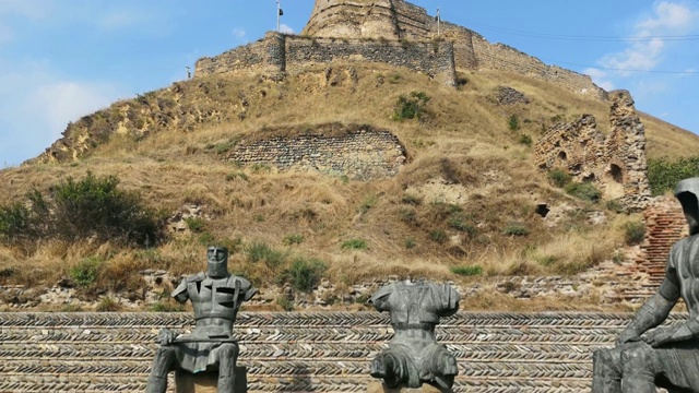 格鲁吉亚哥里要塞前的格鲁吉亚勇士纪念碑。视频素材