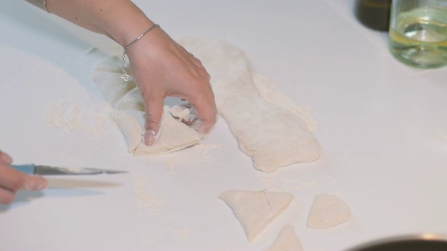 妇女正在为美味的lokma或corek准备面团- çörek视频素材