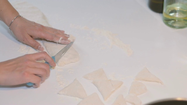 妇女正在为美味的lokma或corek准备面团- çörek视频素材