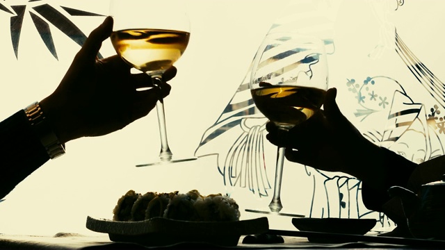 一对夫妇用一杯白葡萄酒敬酒视频素材