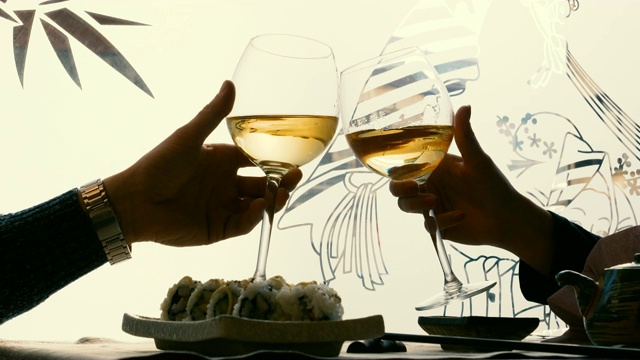一对夫妇用一杯白葡萄酒敬酒视频素材