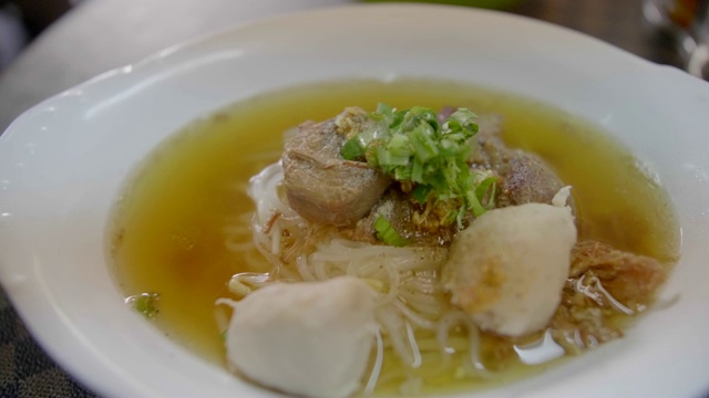 泰国的街头小吃猪肉球面条视频素材