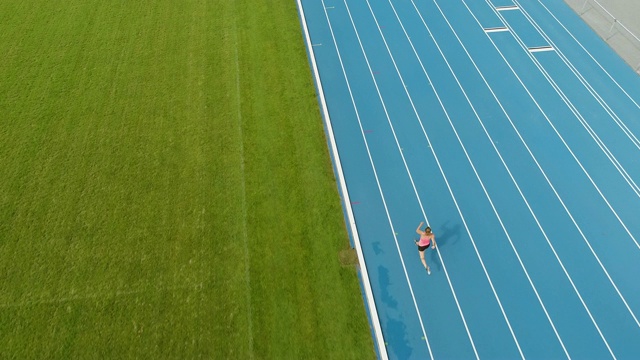 鸟瞰图的一个女短跑运动员在田径视频下载