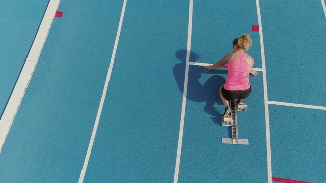 鸟瞰图的一个女短跑运动员在田径视频素材