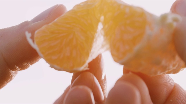 女人掰开一块橘子视频下载