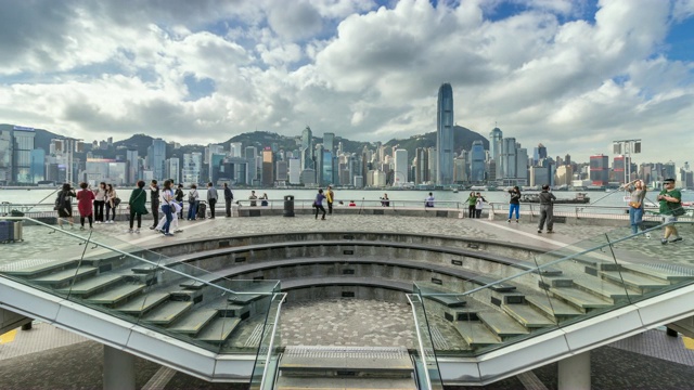 香港城市的天际线在晚上看维多利亚港到香港岛，香港，中国，亚洲，时光流逝视频素材
