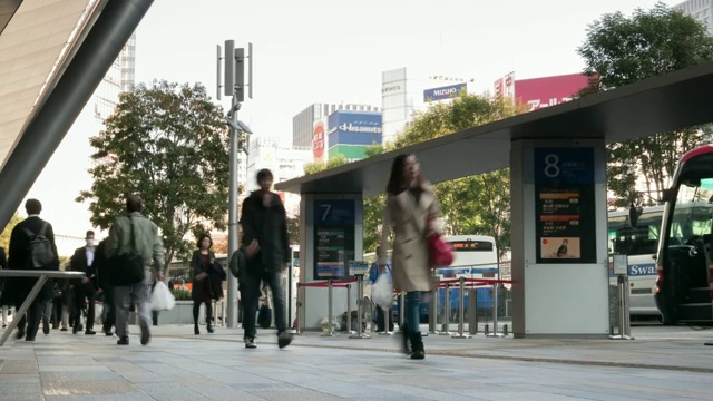 4k时间镜头:日本东京新宿高速公路公交站的行人视频素材