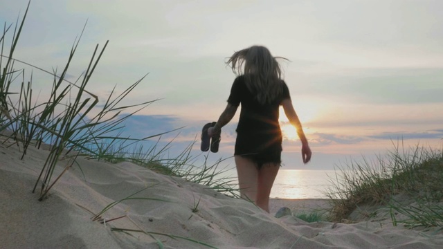 有纹身的年轻女子在瑞典的海滩上视频下载