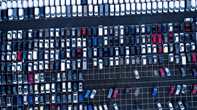 无人机鸟瞰图彩色汽车和卡车停车场在法国。停车场里只有成排的汽车。视频下载
