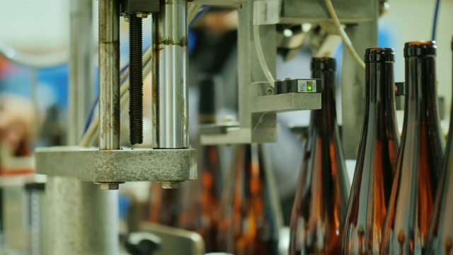 玻璃瓶输送机，葡萄酒装瓶生产线视频素材