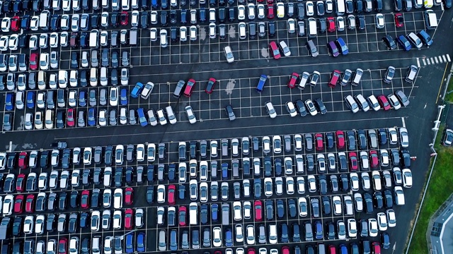 鸟瞰图的汽车和卡车停车场在法国。停车场里只有成排的汽车。视频下载