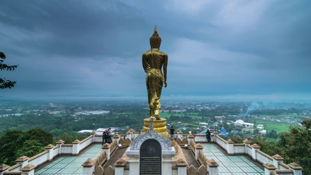时间流逝-佛陀在早上站在一座山上，Wat Phra That Khao Noi，南省，泰国视频素材