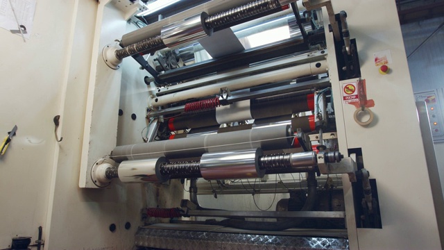 大型工业印刷机拼接卷筒有光泽的纸张视频下载