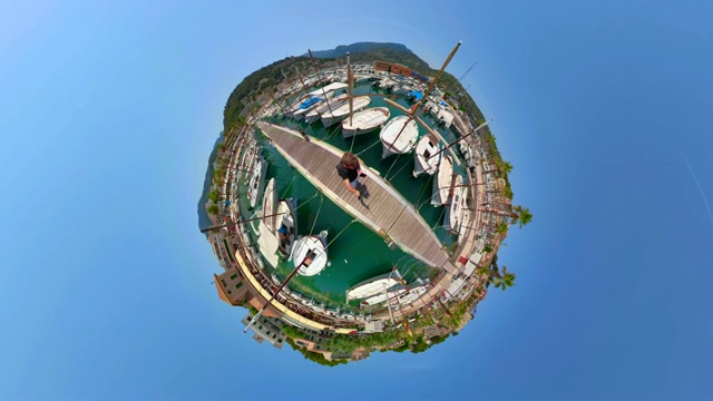 小行星的观点，帆船停泊在港口-玛丽娜港从索勒港-巴利阿里群岛马略卡/西班牙视频下载