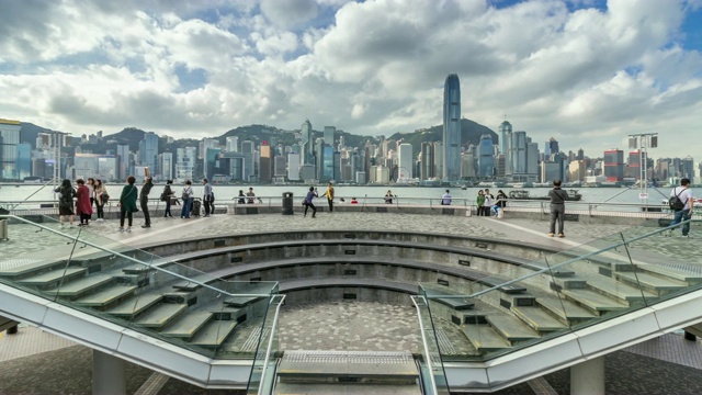 香港城市的天际线在晚上看维多利亚港到香港岛，香港，中国，亚洲，时光流逝视频素材