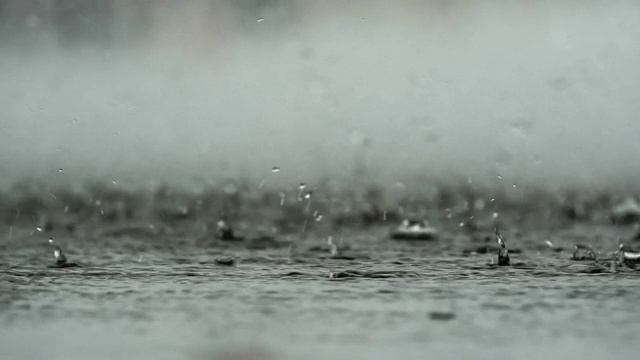 雨滴落在地面上的抽象背景视频素材