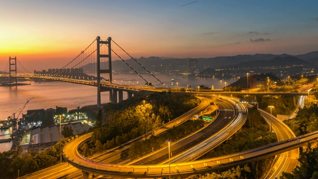 从俯视图看，4k延时从白天到夜晚的青岛大桥交通灯视频素材
