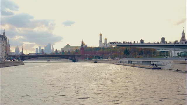 秋日莫斯科克里姆林宫附近河边的时光流逝视频素材