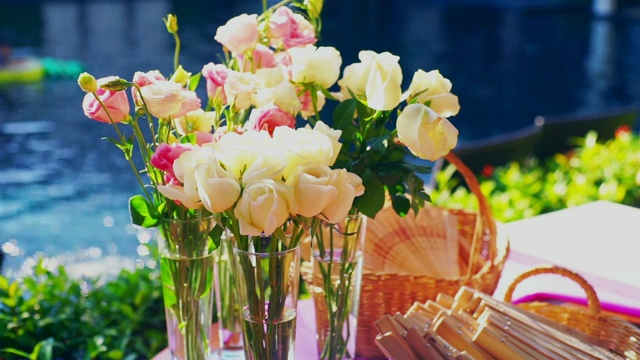 摄影:浪漫的户外婚纱桌，桌上的花瓶里放着鲜花。视频素材