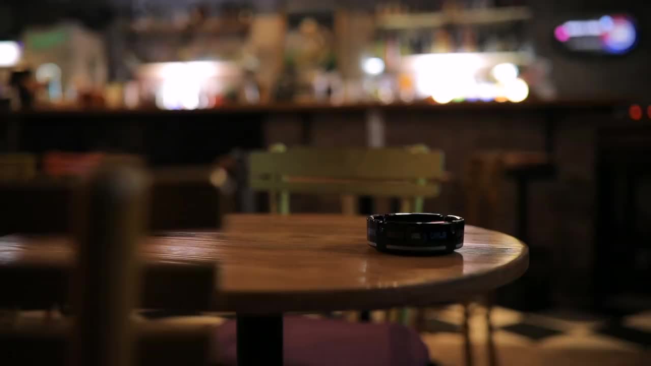 酒吧桌上的烟灰缸视频素材