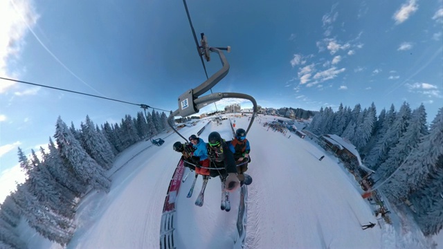 享受滑雪缆车之旅视频下载