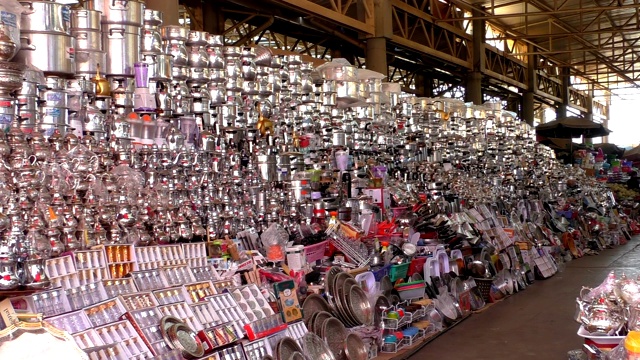 阿加迪尔市市场的大型厨具摊位视频素材