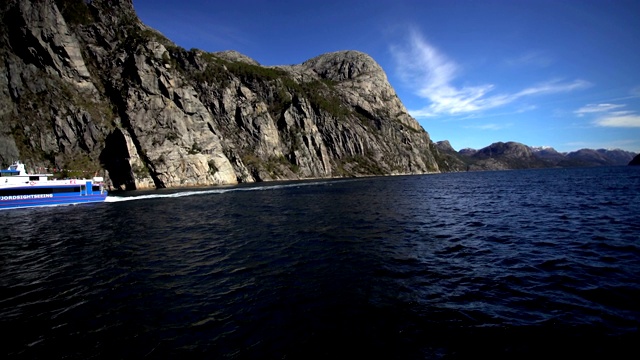 吕瑟峡湾的POV空中挪威景观旅游船视频素材
