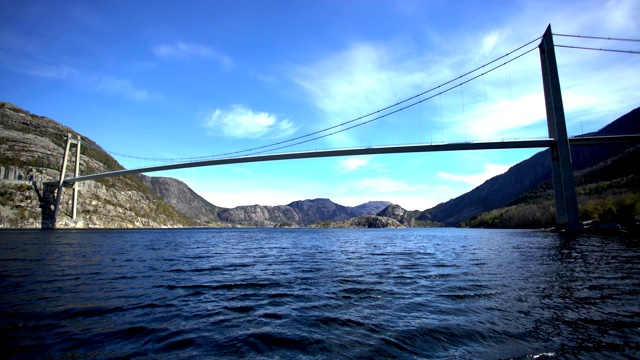 POV航空吕瑟峡湾车辆悬索桥路13斯堪的纳维亚视频素材