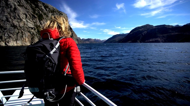女徒步旅行者在船上观看吕瑟峡湾挪威视频下载