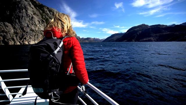 女性在船上观看吕瑟峡湾，峡湾，挪威，斯堪的纳维亚视频下载
