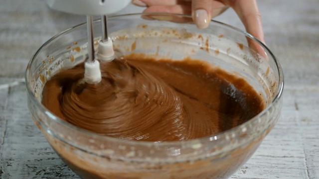 用手工搅拌机搅拌巧克力面团视频素材