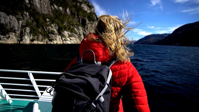 女游客在船上观赏挪威的斯堪的那维亚山脉视频素材