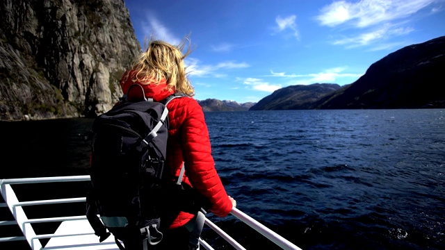 女徒步旅行者在船上观看吕瑟峡湾挪威视频下载