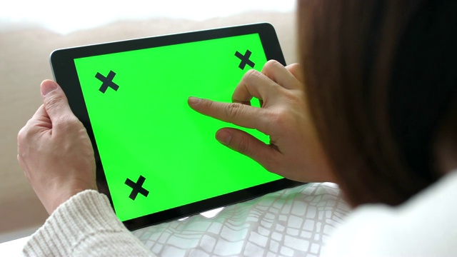 手持平板与绿色屏幕-水平视频素材