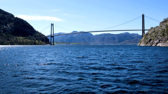 空中Lysefjorden车辆悬索桥13路横跨峡湾视频素材