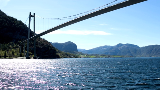 挪威峡湾上的Lysefjorden汽车悬索桥视频素材