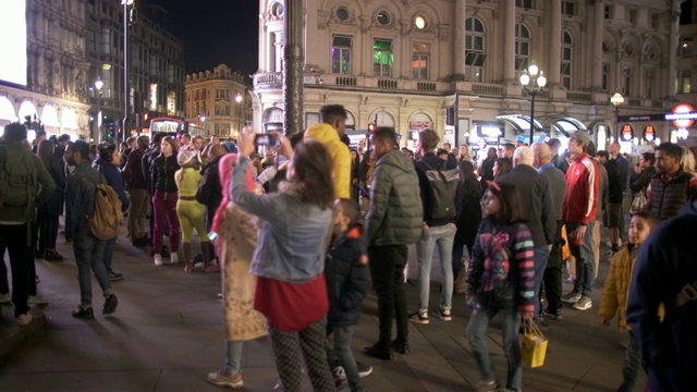 游客聚集在伦敦皮卡迪利广场视频下载
