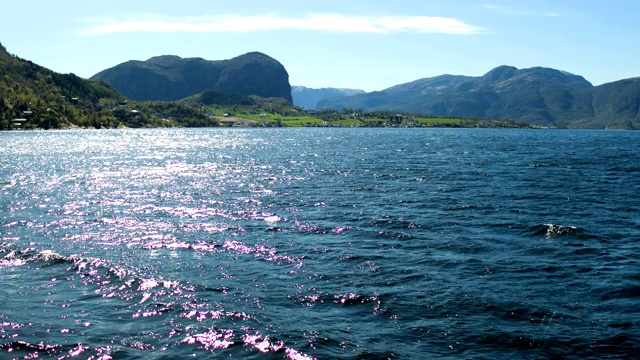 POV航拍吕瑟峡湾挪威峡湾海岸线挪威村庄视频下载