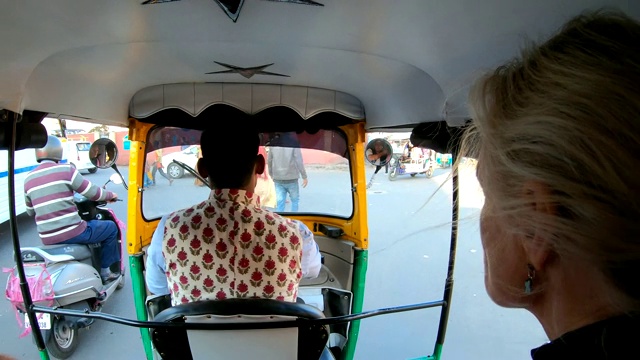 女人和司机一起坐三轮车视频下载