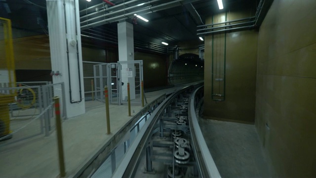 乘坐火车穿过黑暗的隧道视频下载