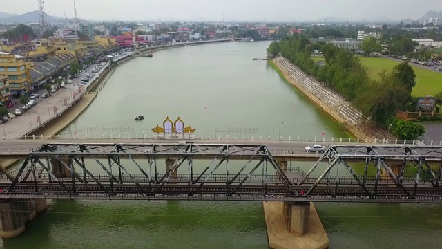 河上大桥的航拍。视频素材