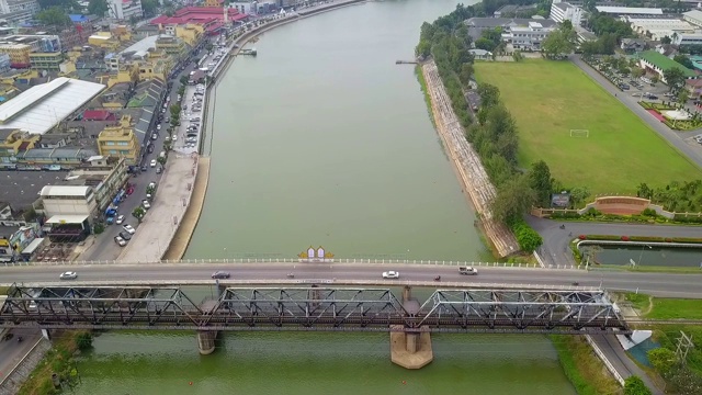 河上大桥的航拍。视频素材